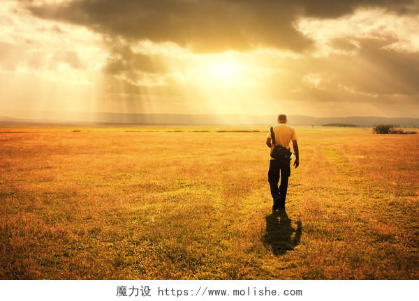 一个男人走在草地上孤独的男人